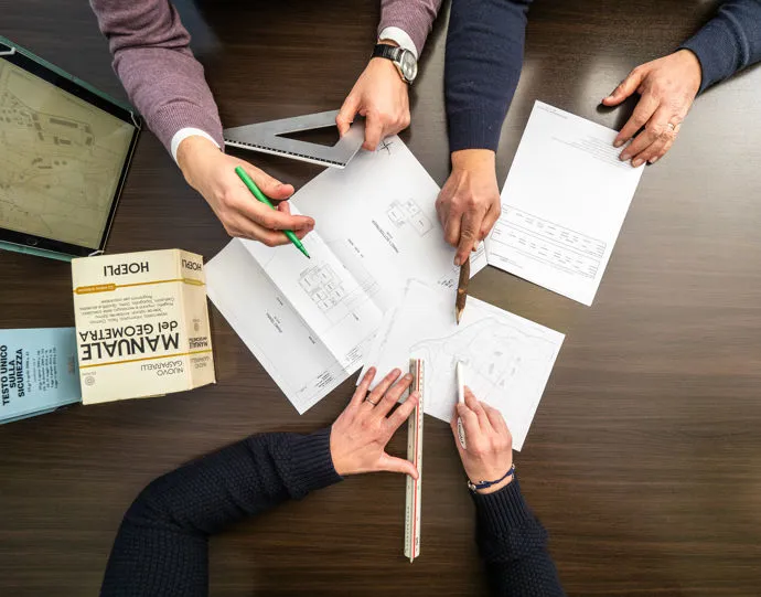 Fase di progettazione dell'arco, seduti al tavolo si pianifica il lavoro successivo